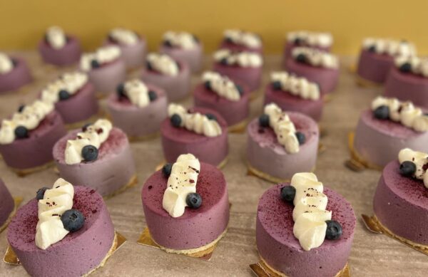 Mustsõstra mousse koogike - Image 3