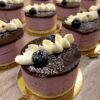 Mustsõstra mousse koogike