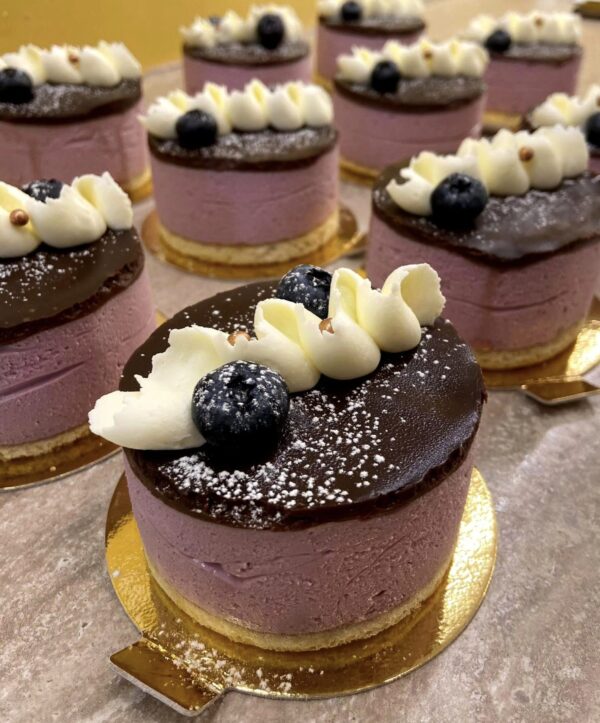 Mustsõstra mousse koogike