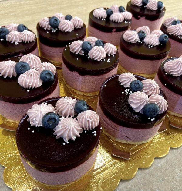 Mustsõstra mousse koogike - Image 2